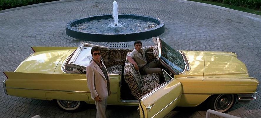 Al Pacino dans Scarface devant la Cadillac de Tony Montana
