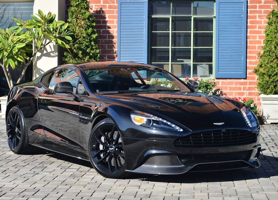 Aston Martin Vanquish Carbon Edition noire, modèle associé à Brad Pitt