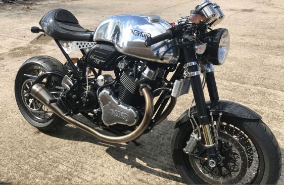 Moto Norton Commando 961 café racer, modèle associé à Brad Pitt
