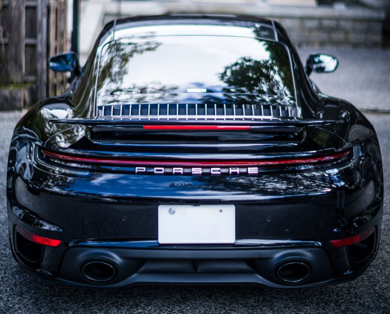 Porsche 911 Turbo S noire vue de l’arrière, modèle associé à Brad Pitt