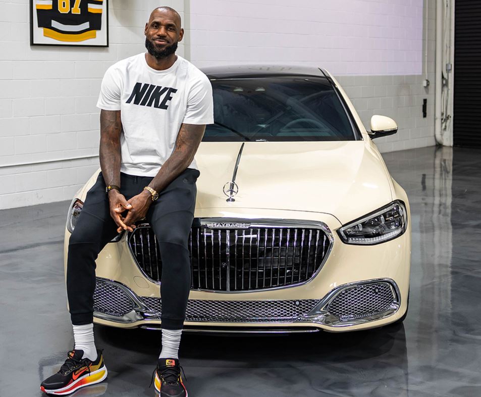 LeBron James avec sa Mercedes-Maybach S 680 personnalisée