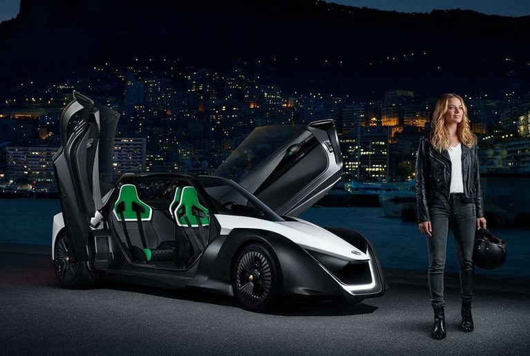 Margot Robbie avec le prototype électrique Nissan BladeGlider à Monaco
