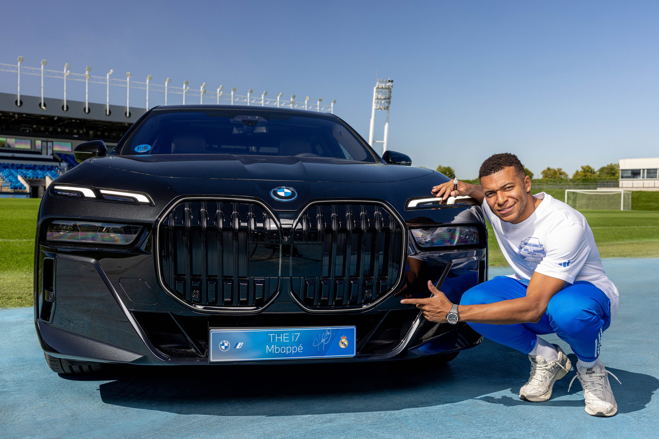 Kylian Mbappé avec la BMW i7 mise à sa disposition par le Real Madrid