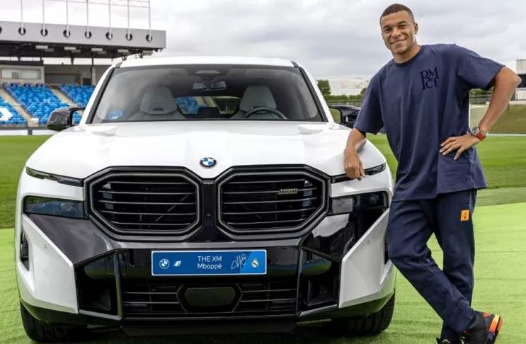 Kylian Mbappé aux côtés d’un BMW XM lors du partenariat avec le Real Madrid