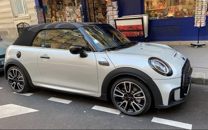 Mini Cooper S Cabriolet conduite par Kylian Mbappé après son permis