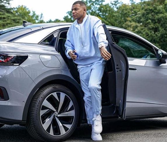 Kylian Mbappé descendant d’un Volkswagen ID.4 utilisé par l’équipe de France