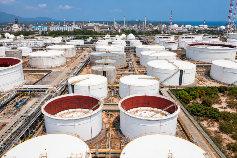 Réservoirs de stockage de carburants dans un complexe pétrolier, illustration de la dépendance au diesel en Europe.