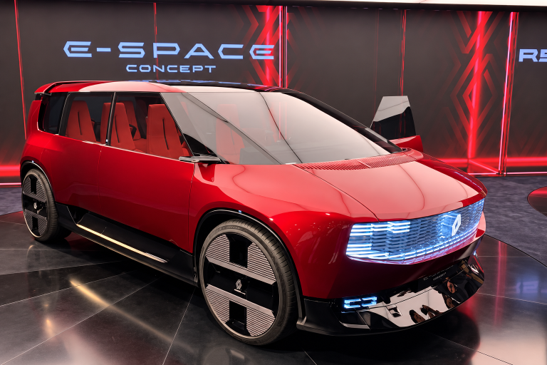 Renault E-Space Concept rouge présenté au Mondial de Paris 2026, avec sa silhouette de monospace électrique et sa large calandre lumineuse.