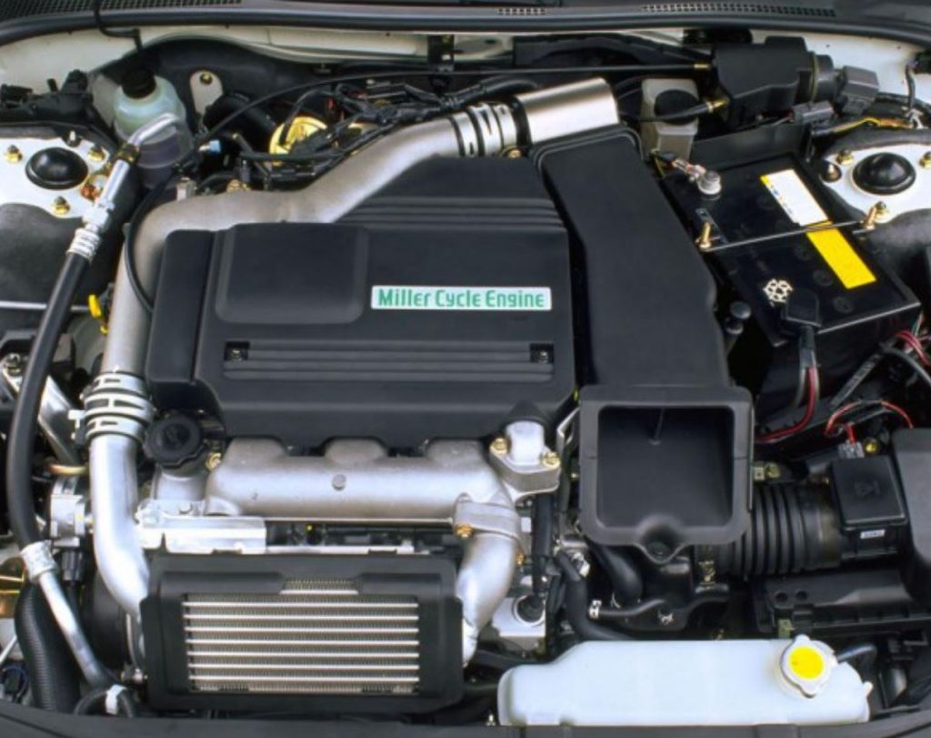 Moteur V6 Mazda de 2,3 litres à cycle Miller avec compresseur mécanique, installé dans son compartiment moteur.