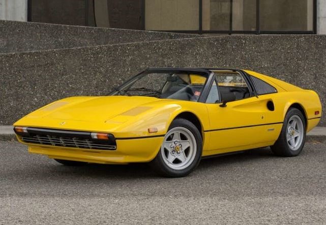 Ferrari 308 GTS jaune de la fin des années 1970, avec toit Targa amovible, vue de trois quarts avant.