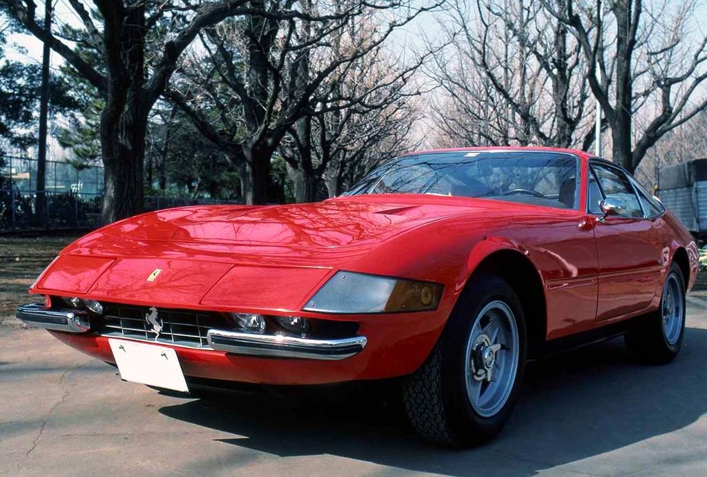 Ferrari 365 GTB/4 Daytona rouge, grande GT à moteur V12 avant, photographiée de trois quarts avant.