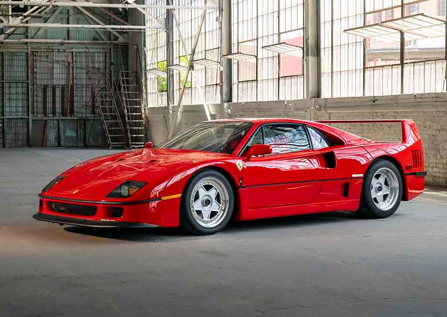 Ferrari F40 rouge de 1987, supercar emblématique du cheval cabré avec son immense aileron arrière.