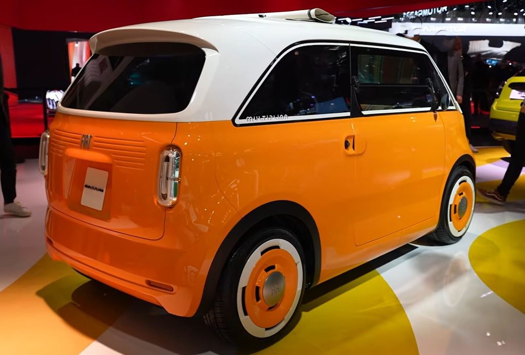 Fiat Multiplina électrique orange et blanche vue de trois quarts arrière au Mondial de Paris 2026.