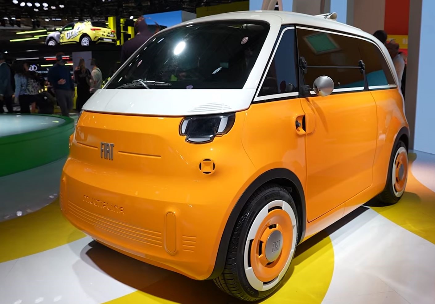 Fiat Multiplina, petite voiture électrique quatre places orange et blanche, présentée au Mondial de Paris 2026.