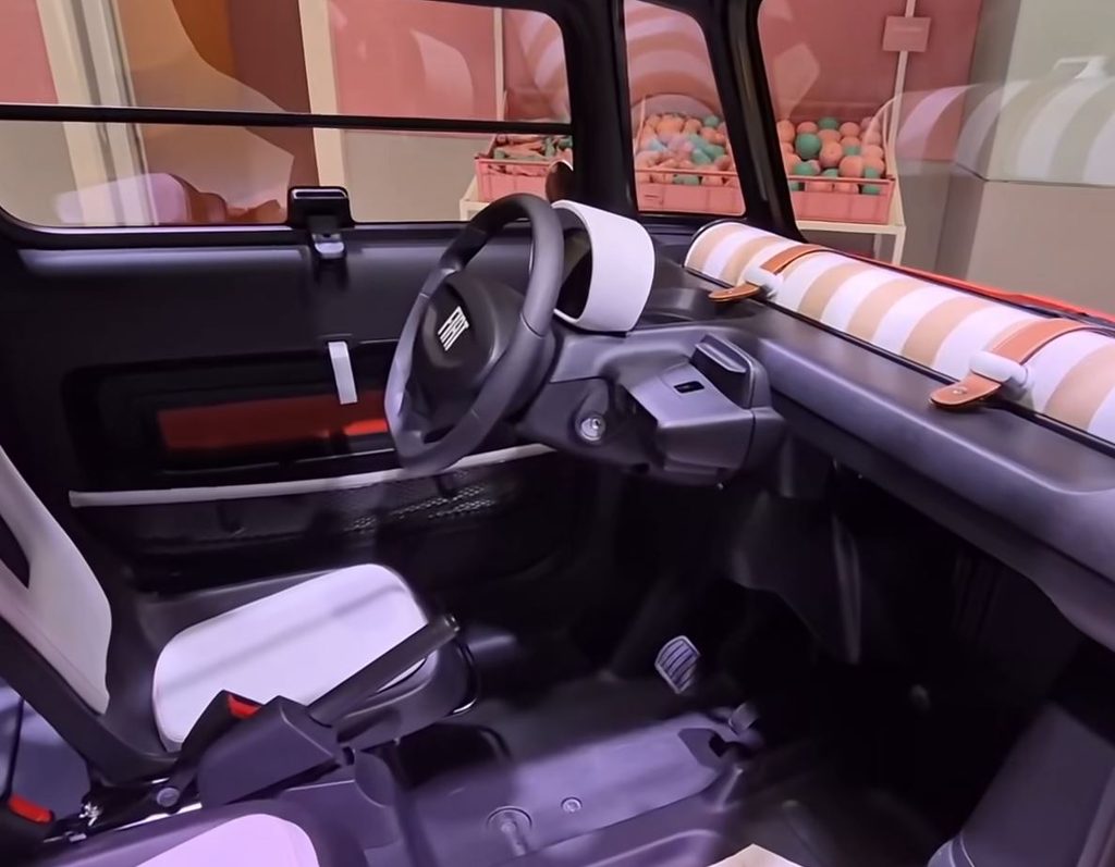 Intérieur de la Fiat Multiplina avec volant, tableau de bord minimaliste et rangements devant le pare-brise.