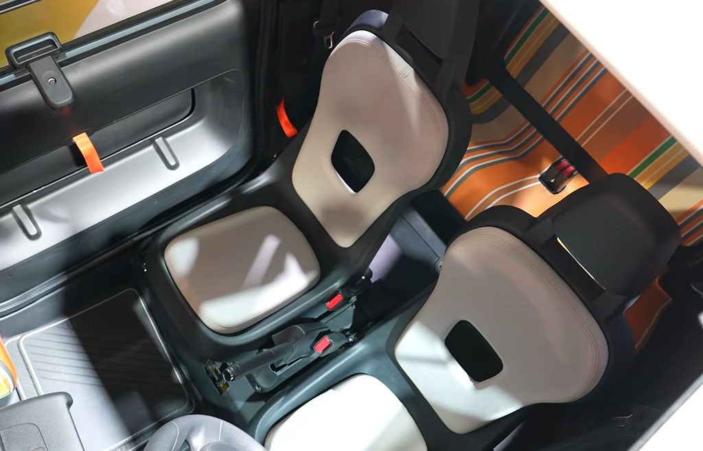 Vue de dessus des sièges de la Fiat Multiplina montrant l'aménagement compact de son habitacle quatre places.