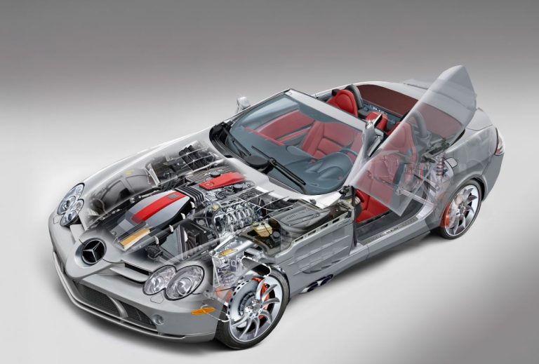 Vue écorchée de la Mercedes-Benz SLR McLaren Roadster montrant son V8 à compresseur avant, son châssis, ses suspensions et son habitacle rouge.