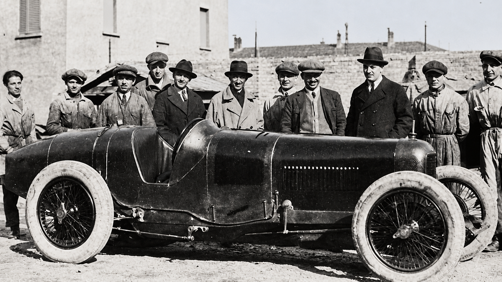 Alfieri Maserati en costume, Ernesto derrière lui et Ettore à droite devant la Diatto 20S lors de la première course de 1924