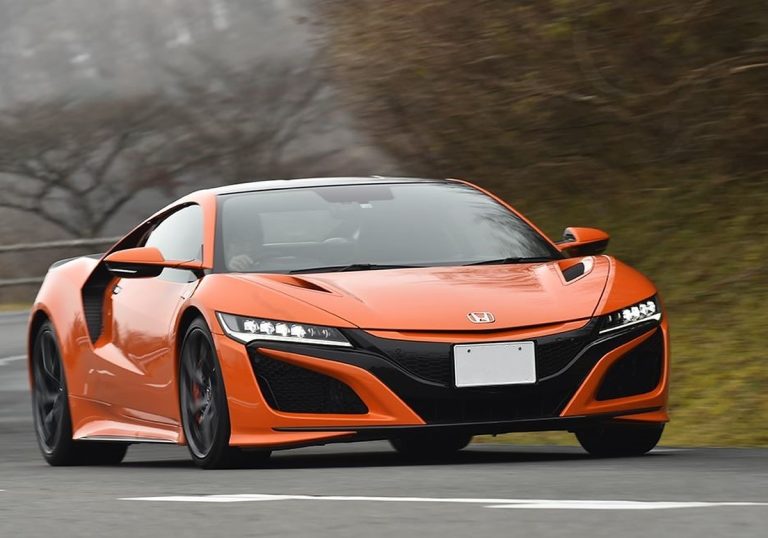 Honda NSX hybride (2016-2022) orange en conduite sur route