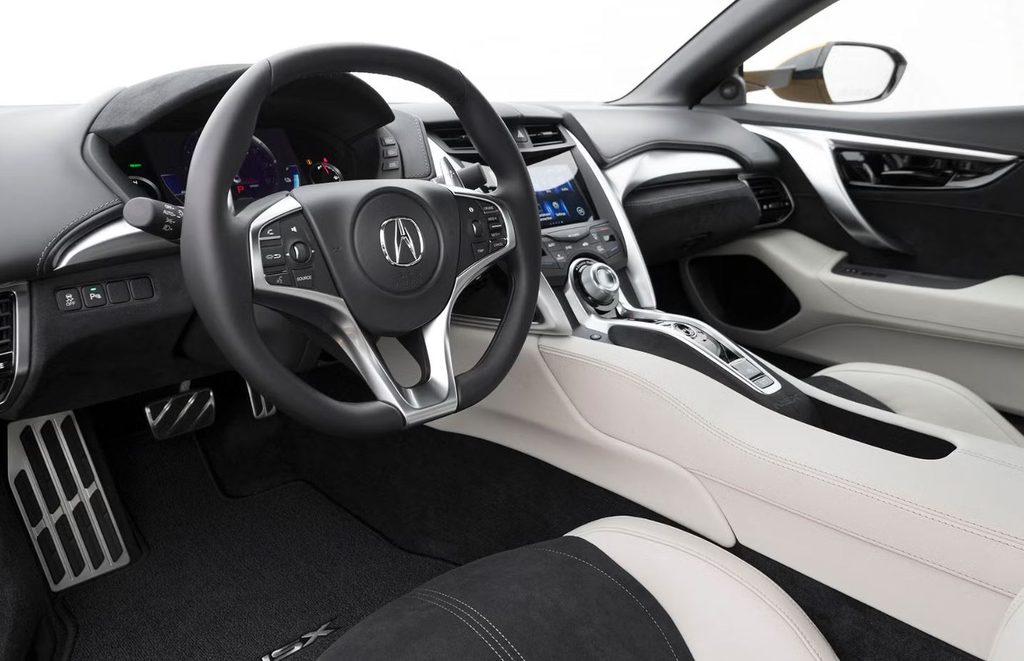 Intérieur de la Honda NSX hybride avec cockpit et console centrale