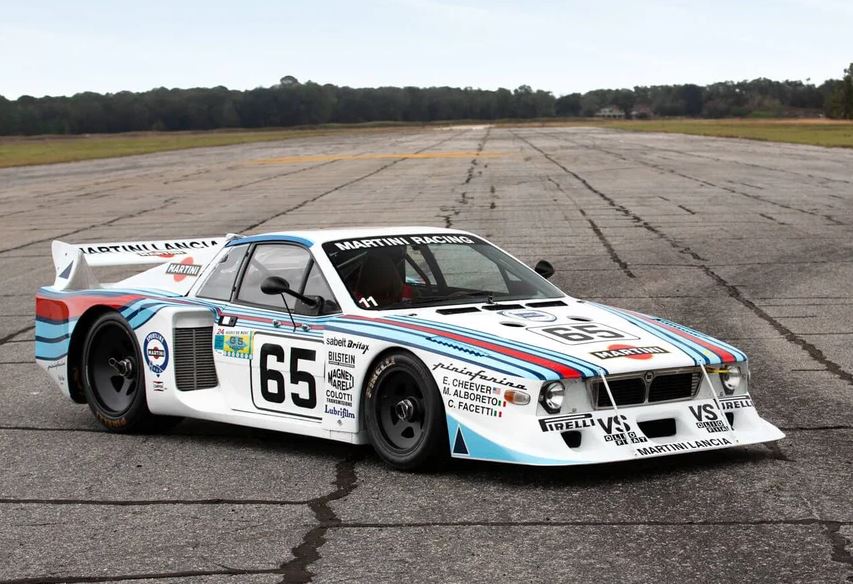 Lancia Beta Montecarlo Turbo Groupe 5 numéro 65 aux couleurs Martini Racing, vue de trois quarts avant.