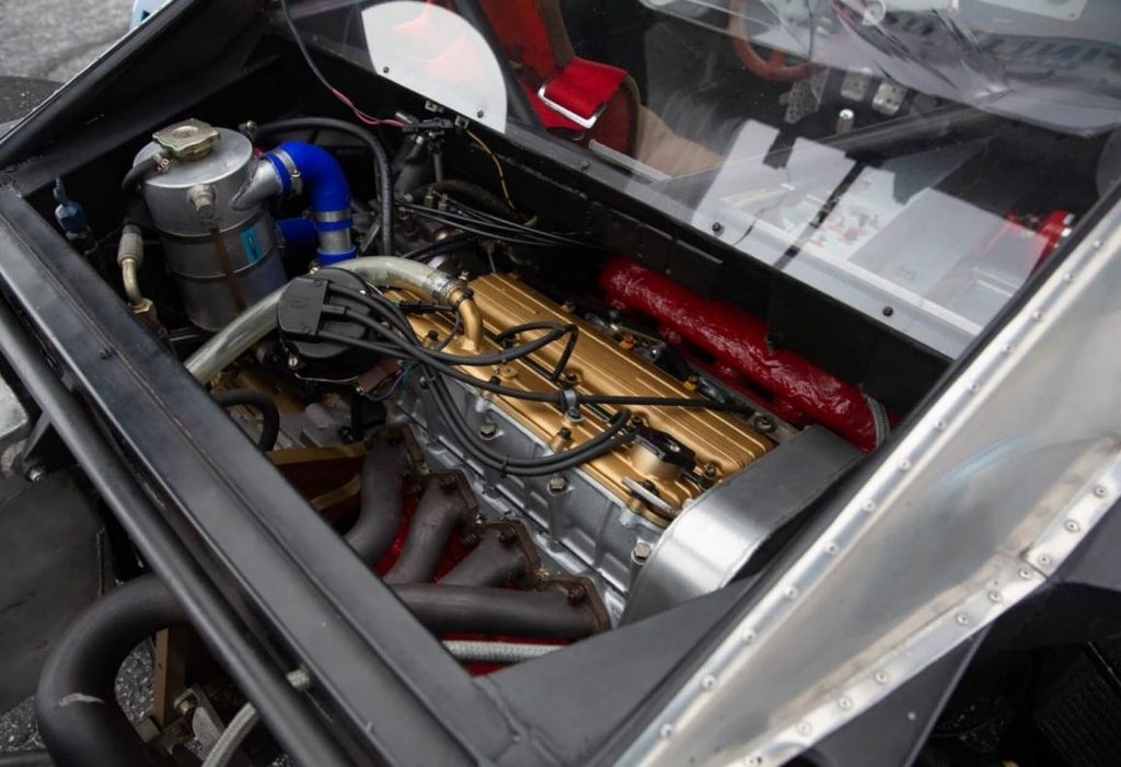 Moteur quatre cylindres turbocompressé de la Lancia Beta Montecarlo Turbo, installé en position centrale arrière.