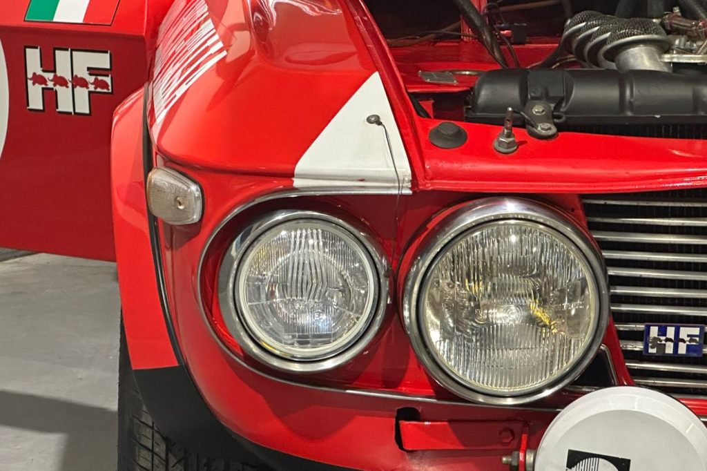 Logo Lancia HF aux quatre éléphants rouges sur une Fulvia de compétition