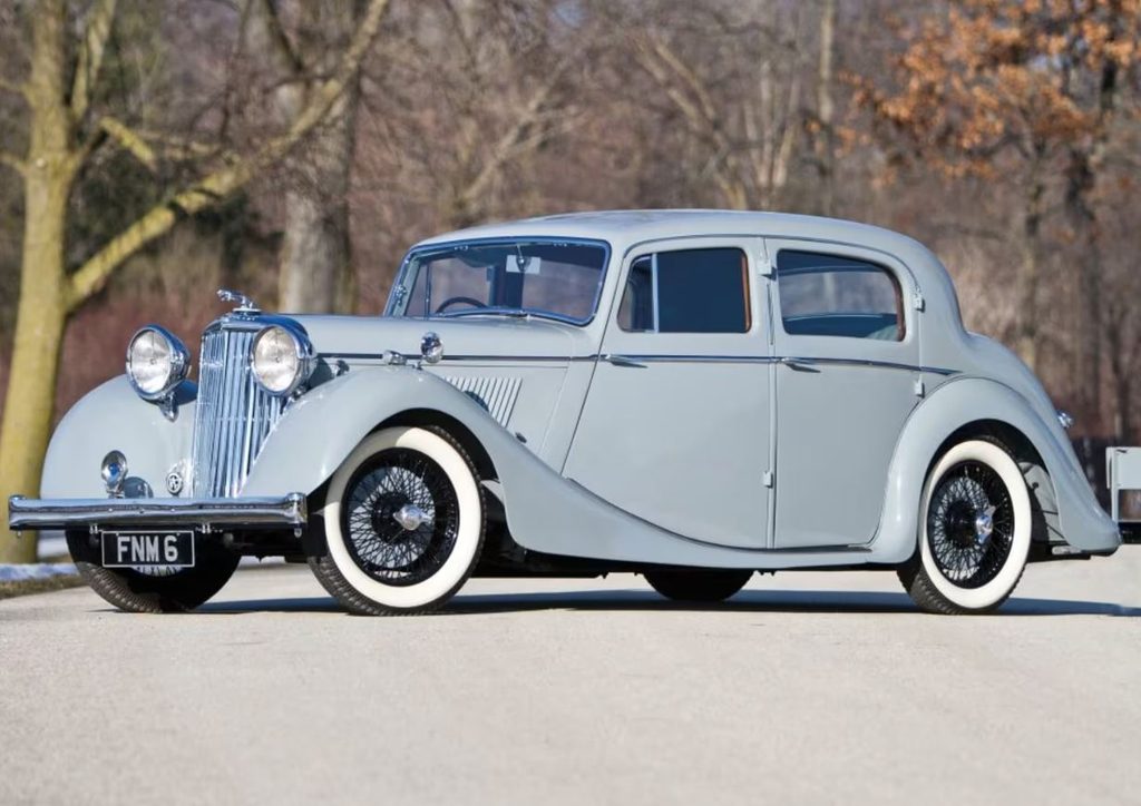 Jaguar Mark IV de 1945 avec le Leaper installé au sommet de la calandre