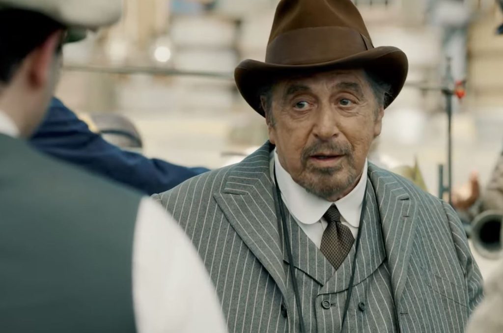 Al Pacino dans une scène du film Maserati The Brothers, vêtu d'un costume d'époque