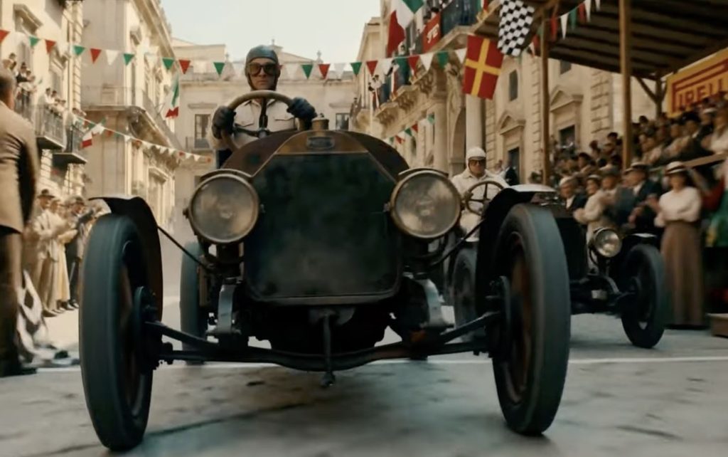 Deux voitures de course historiques dans une rue italienne, scène de Maserati The Brothers