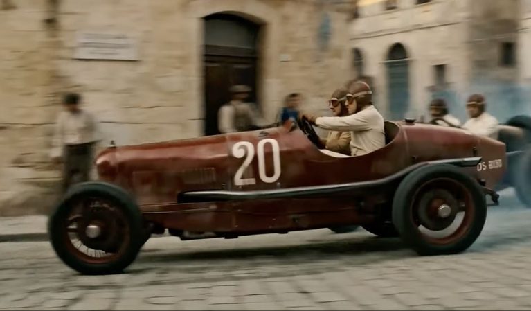 Voiture de course rouge numéro 20 dans le film Maserati The Brothers