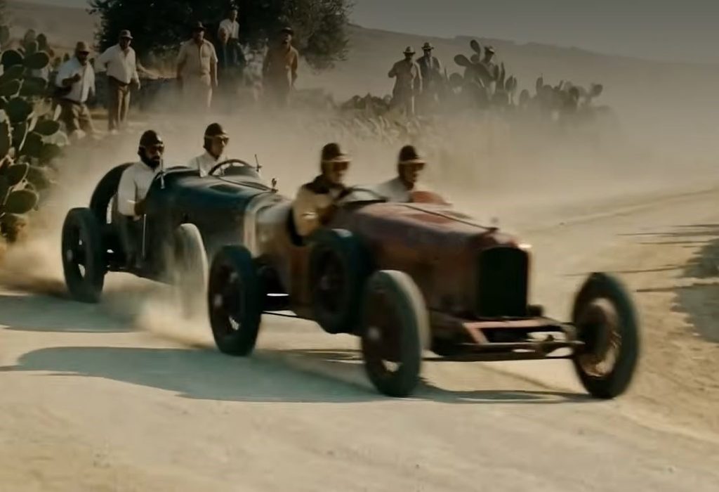 Deux voitures de course anciennes soulevant la poussière dans une scène inspirée de Maserati The Brothers
