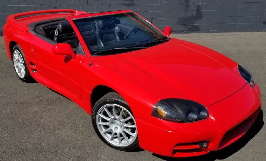 Mitsubishi 3000 GT Spyder rouge, version découvrable avec toit rigide rétractable, vue de trois quarts avant.