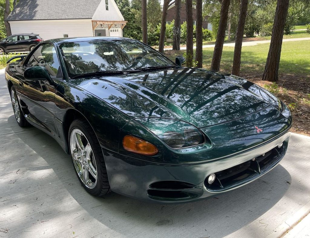 Mitsubishi 3000 GT VR-4 de 1996 vert foncé, avec phares fixes et aileron arrière, vue de trois quarts avant.