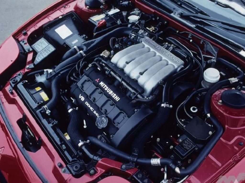Moteur V6 3,0 litres DOHC 24 soupapes de la Mitsubishi 3000 GT, installé transversalement dans le compartiment avant.