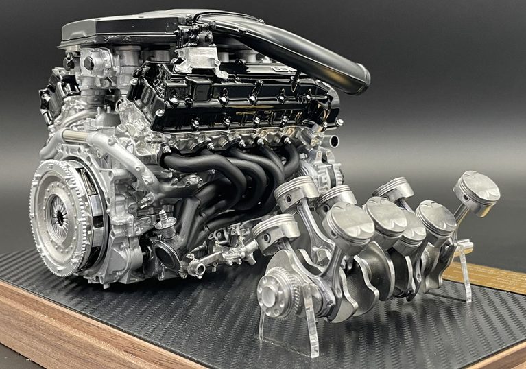 Moteur V10 de la Lexus LFA présenté avec son vilebrequin, ses dix pistons et ses bielles, illustrant son architecture mécanique.