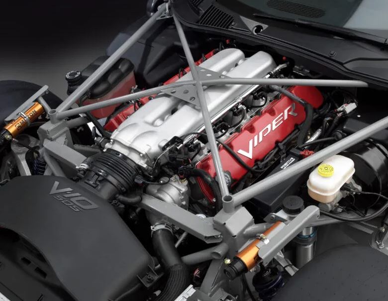 Moteur V10 atmosphérique de la Dodge Viper SRT, avec couvre-culasses rouges, collecteur d'admission argenté et renforts du compartiment moteur.