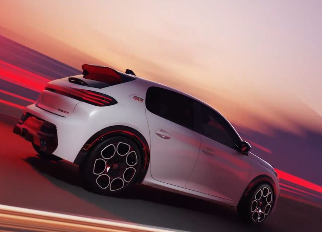 Peugeot E-208 GTi blanche vue de trois quarts arrière avec becquet et jantes spécifiques