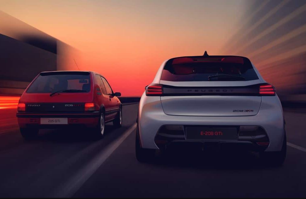 Peugeot E-208 GTi électrique blanche roulant aux côtés d'une Peugeot 205 GTI rouge