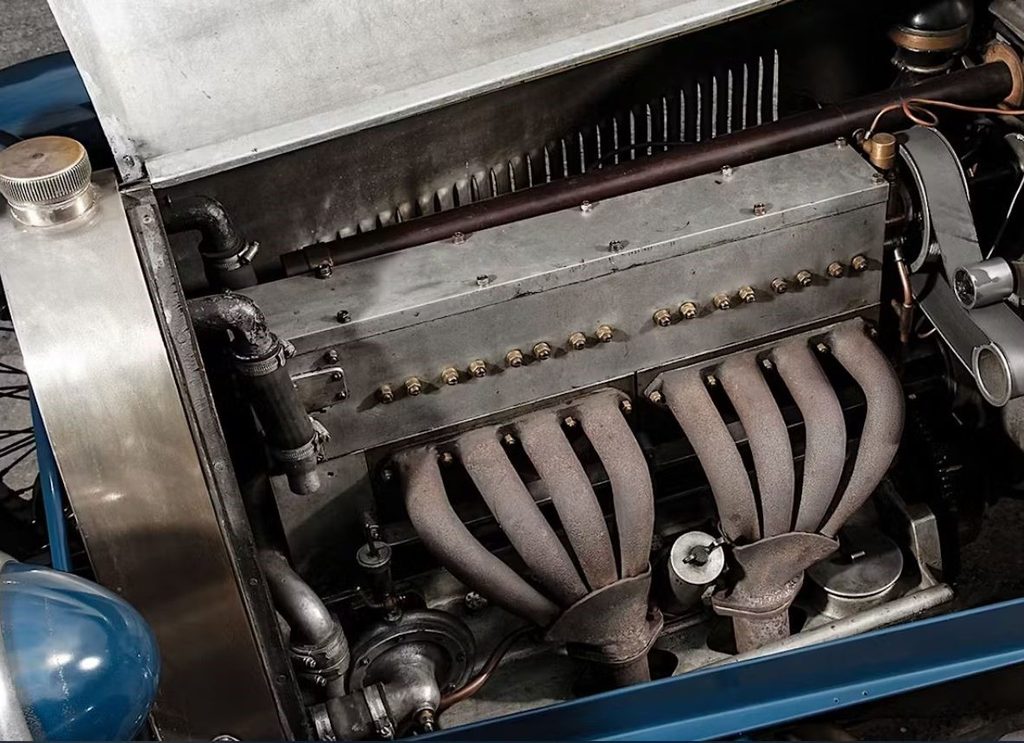 Moteur huit cylindres en ligne de 12,7 litres de la Bugatti Type 41 Royale, avec ses collecteurs d'échappement.