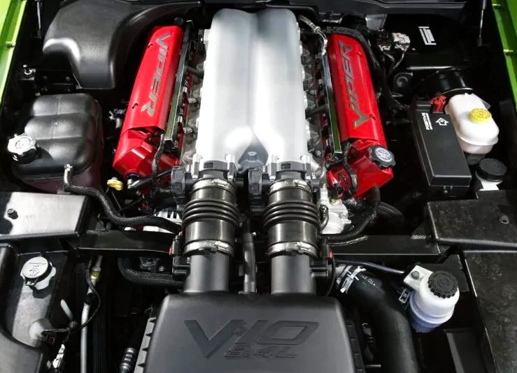 Moteur V10 de Dodge Viper installé dans son compartiment moteur, avec ses deux couvre-culasses rouges.