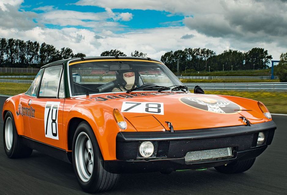Porsche 914/6 GT orange de compétition, numéro 78, avec ailes élargies et pneumatiques larges sur circuit.