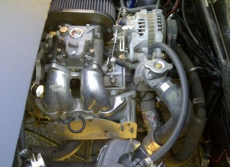 Moteur quatre cylindres à plat refroidi par air d'une Porsche 914, photographié dans son compartiment moteur central.
