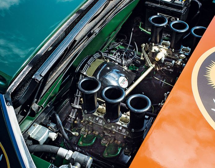 Moteur six cylindres à plat d'une Porsche 914/6 de compétition, équipé de six cornets d'admission.