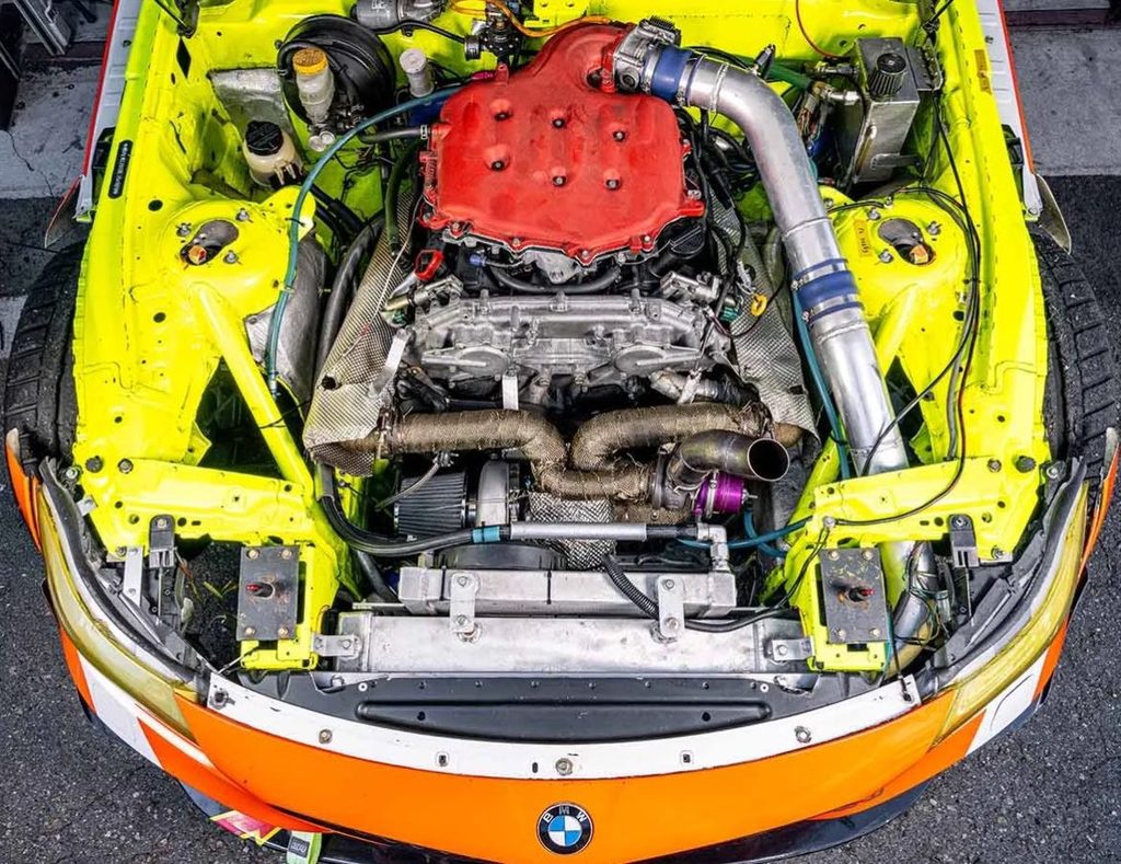 Compartiment moteur d'une BMW Z4 de drift avec préparation mécanique, conduites de suralimentation et éléments de refroidissement modifiés.