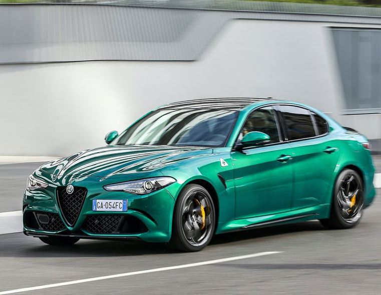 Alfa Romeo Giulia Quadrifoglio verte en conduite sur route