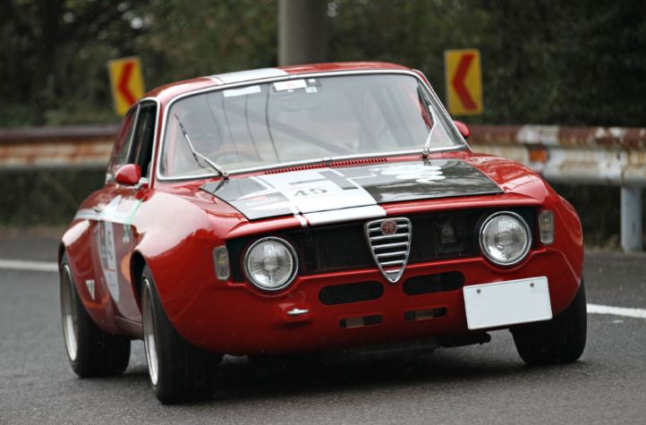Alfa Romeo Giulia Sprint GTA rouge en compétition