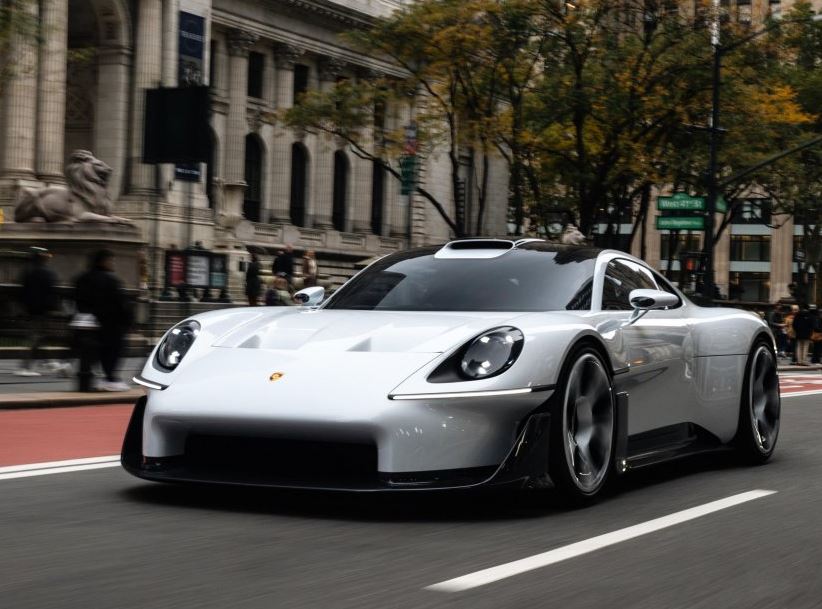 Concept Porsche Mission X blanc circulant en ville, illustration des ambitions sportives de la marque.