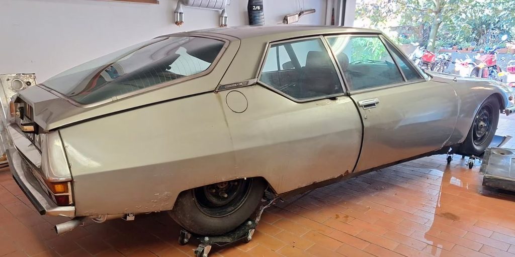 Citroën SM i.e. 1973 retrouvée à restaurer parmi les sorties de grange