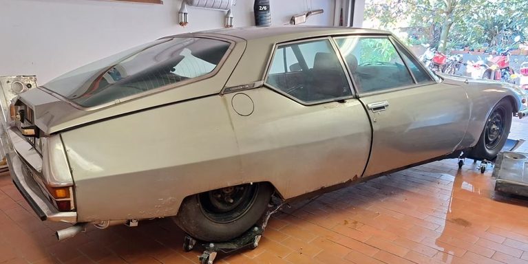 Citroën SM i.e. 1973 retrouvée à restaurer parmi les sorties de grange